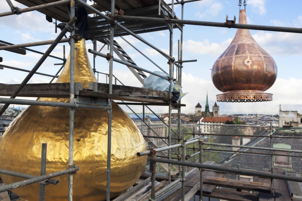 Suisse. Genève. Cerutti Toitures SA. Rénovation des bulbes sur le toît de l'église ortodoxe russe: Cathédrale de l'Exaltation de la Sainte Croix. 25.04.2016 © 2016 Didier Ruef
