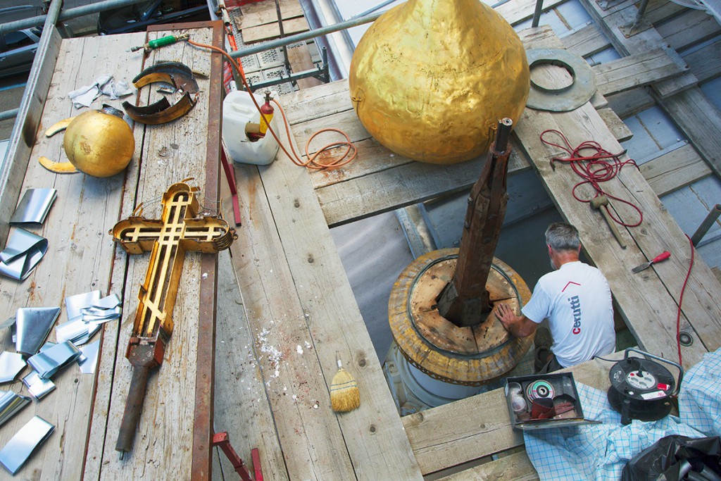 Suisse. Genève. Cerutti Toitures SA. Rénovation des bulbes sur le toît de l'église ortodoxe russe: Cathédrale de l'Exaltation de la Sainte Croix. Le travail d'un ferblantier sur le nouveau bulbe en cuivre. 28.06.2016 © 2016 Didier Ruef